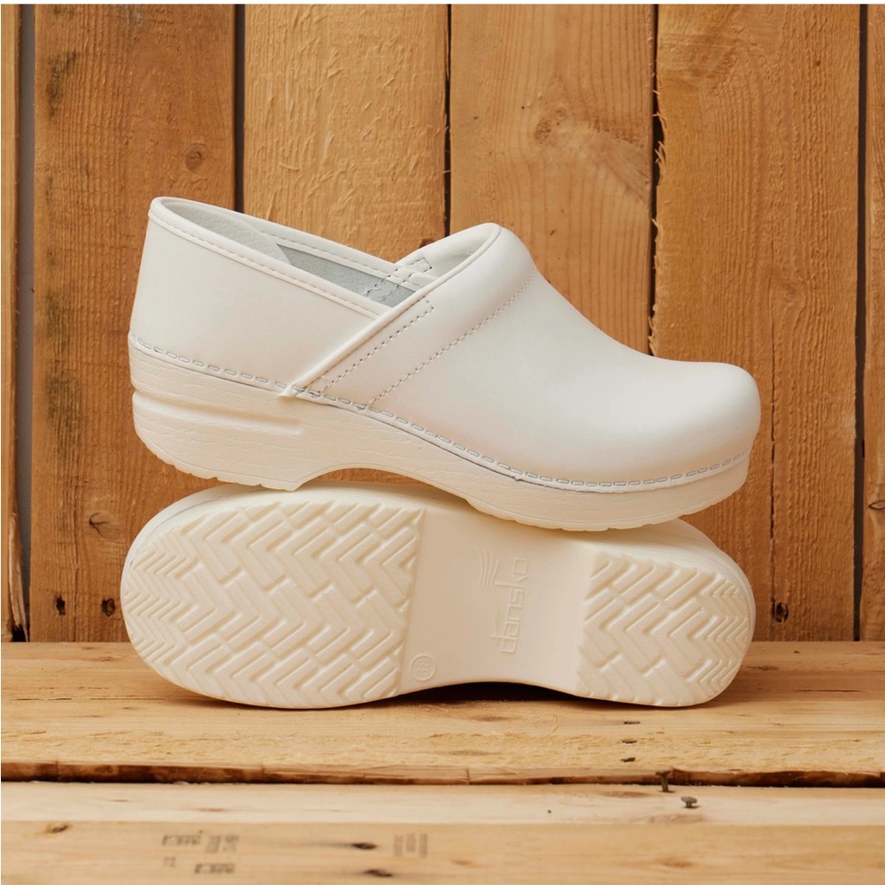 White Woman’s Dansko “the Professional” Clogs SIZE 37